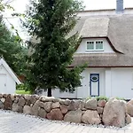 Rubin Mit Sauna Und Kamin, Reetdachhaus Am Walde