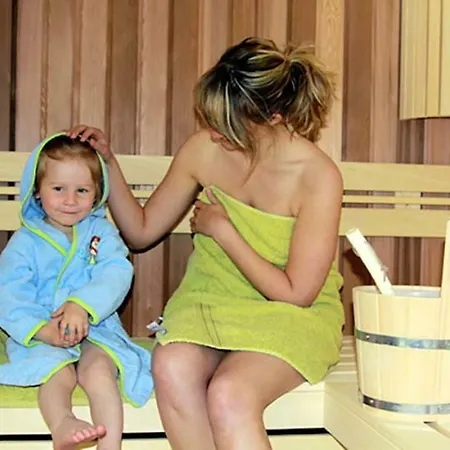 Rubin Mit Sauna Und Kamin, Reetdachhaus Am Walde בית נופש טראסנהיידה