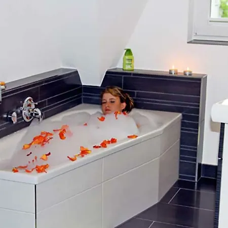 Rubin Mit Sauna Und Kamin, Reetdachhaus Am Walde טראסנהיידה