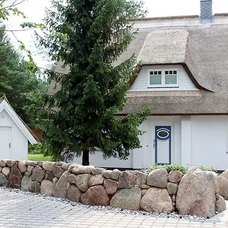 Rubin Mit Sauna Und Kamin, Reetdachhaus Am Walde