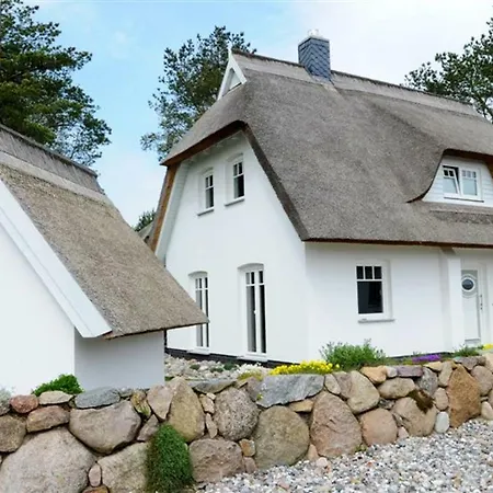 Holiday home Rubin Mit Sauna Und Kamin, Reetdachhaus Am Walde