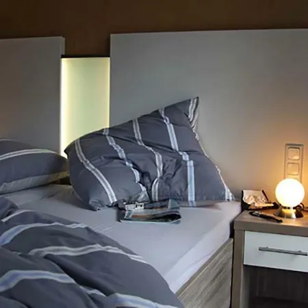 Rubin Mit Sauna Und Kamin, Reetdachhaus Am Walde בית נופש